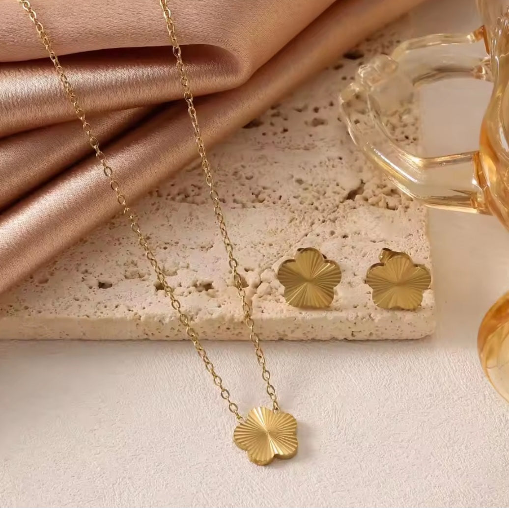 Soleil Clover Pendant Necklace