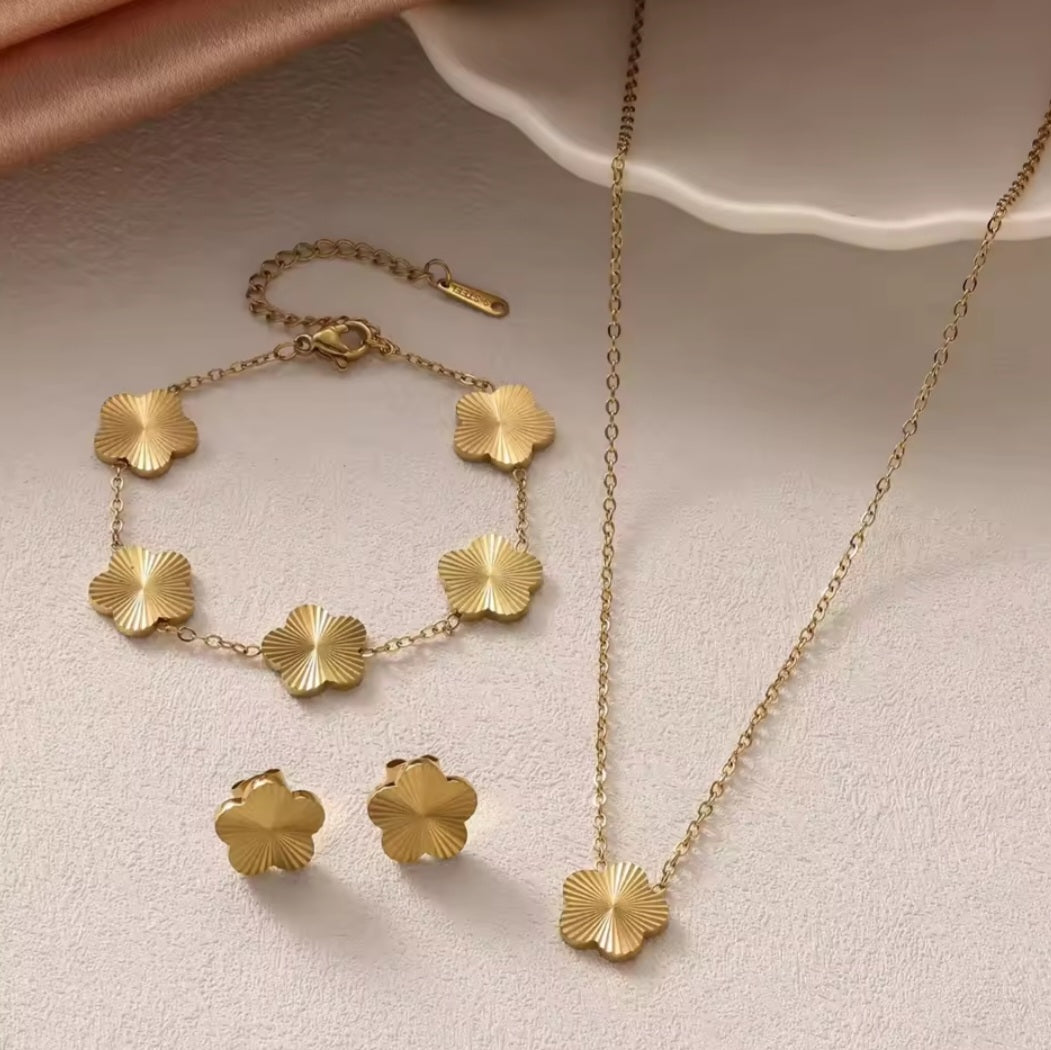 Soleil Clover Pendant Necklace